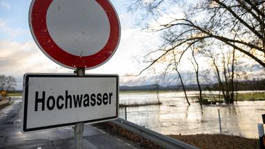 Ein Schild weist in Nordbayern auf Hochwasser hin