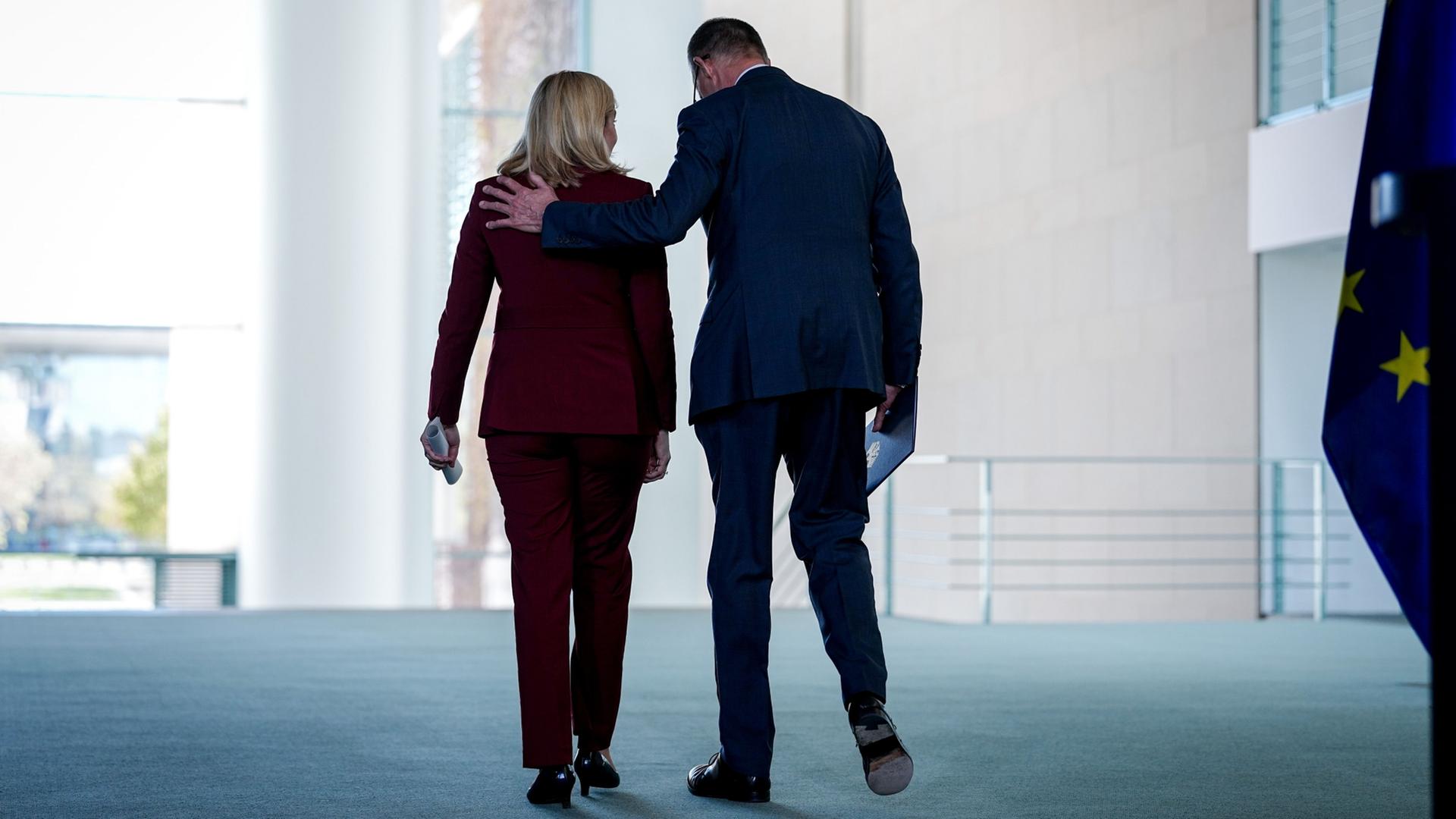RÃ¼ckenansicht von Nina Warken und Friedrich Merz | Kay Nietfeld/dpa