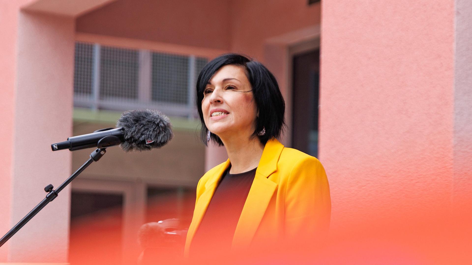 Noosha Aubel (parteilos), Oberbürgermeisterin von Potsdam, spricht im September 2026 bei einer Eröffnung. (Quelle: Picture Alliance/Carsten Koall) | Picture Alliance/Carsten Koall