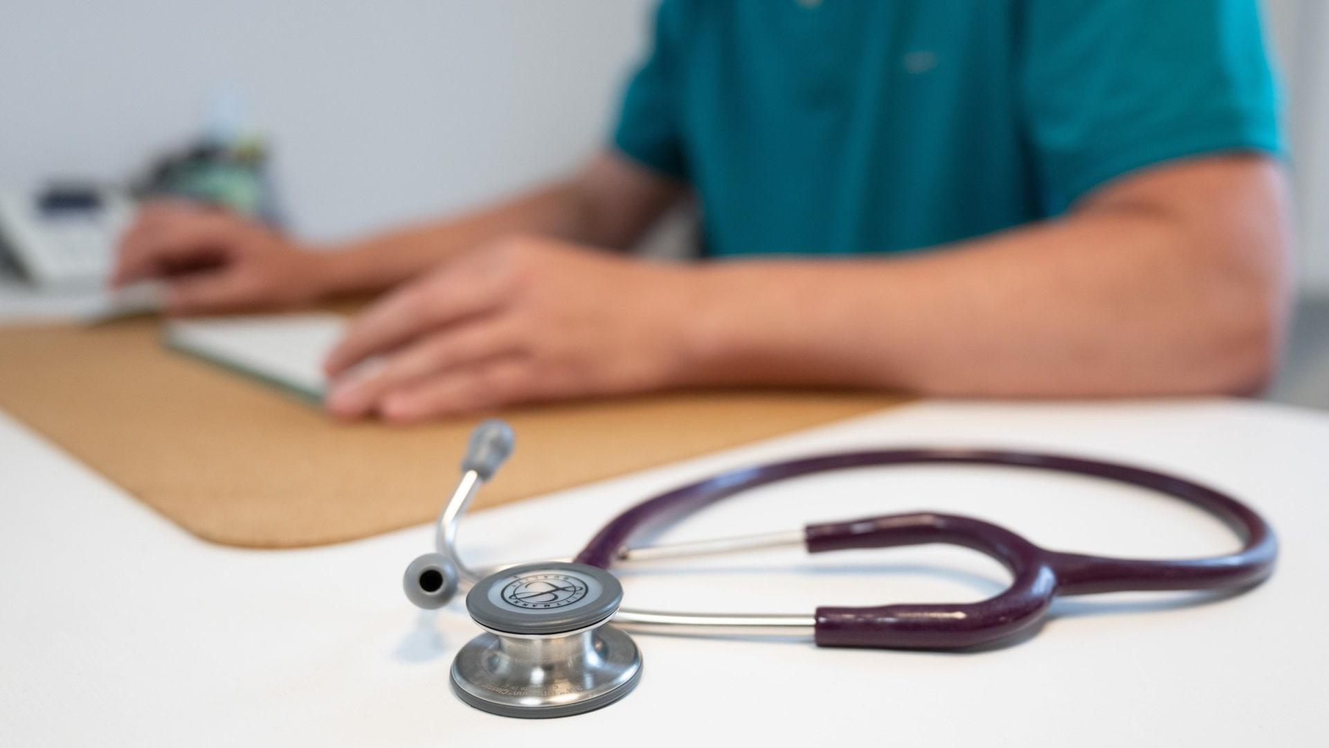 Längere Wartezeiten und weniger Vorsorge: Ärzte rechnen laut Umfrage mit Verschlechterungen für Patienten