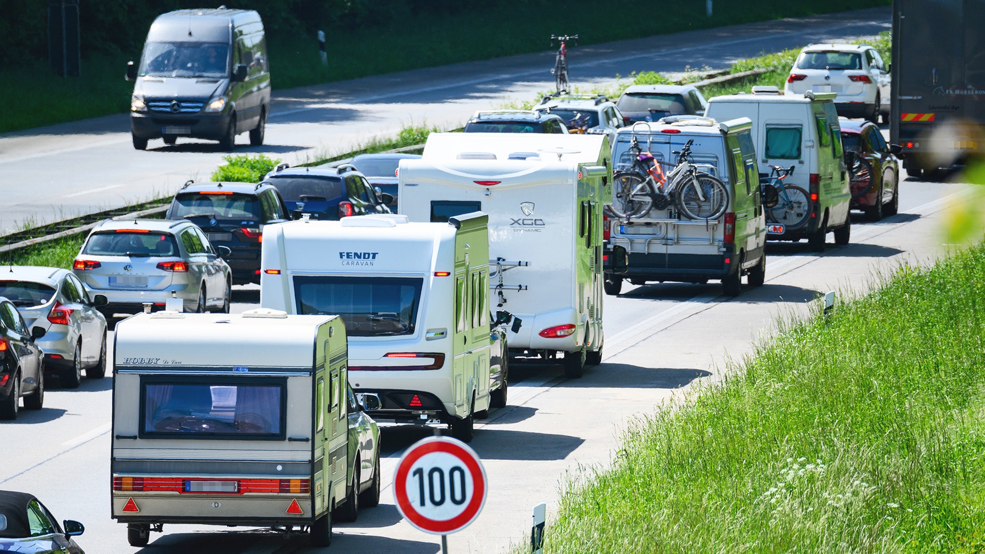 Autos stehen im Stau auf der Autobahn. | dpa