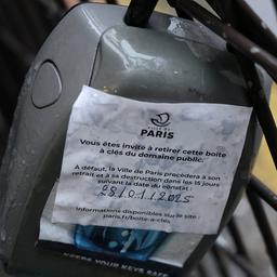 Auf einem Schlüsselsafe steht ein Hinweis der Pariser Verwaltung, dass der Safe entfernt werden soll.