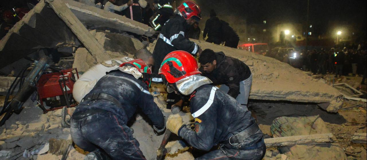 Rettungskräfte suchen in den Trümmern eines eingestürzten Gebäudes in Fès, Marokko, nach Überlebenden