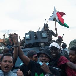 Zivilisten und Soldaten protestieren gemeinsam gegen die Regierung
