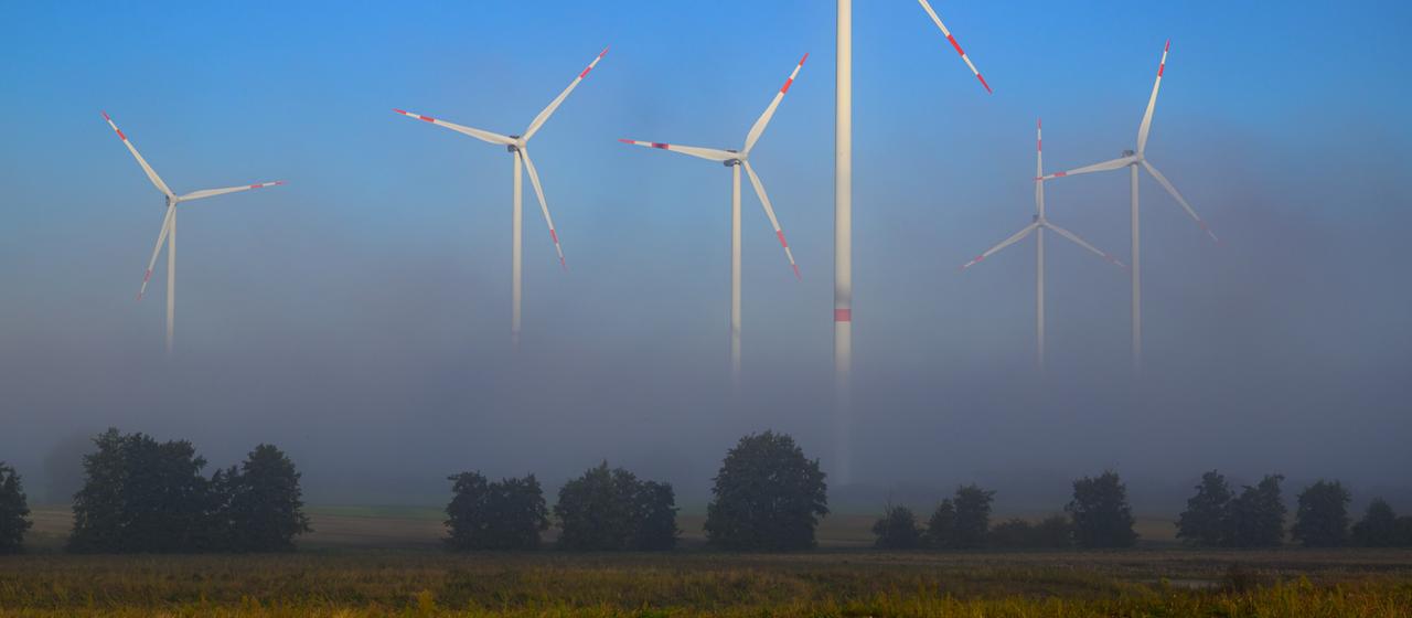 Windenergieanlage in Brandenburg im Morgennebel