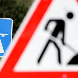 Ein Schild weist auf eine Baustelle auf einer Autobahn hin.