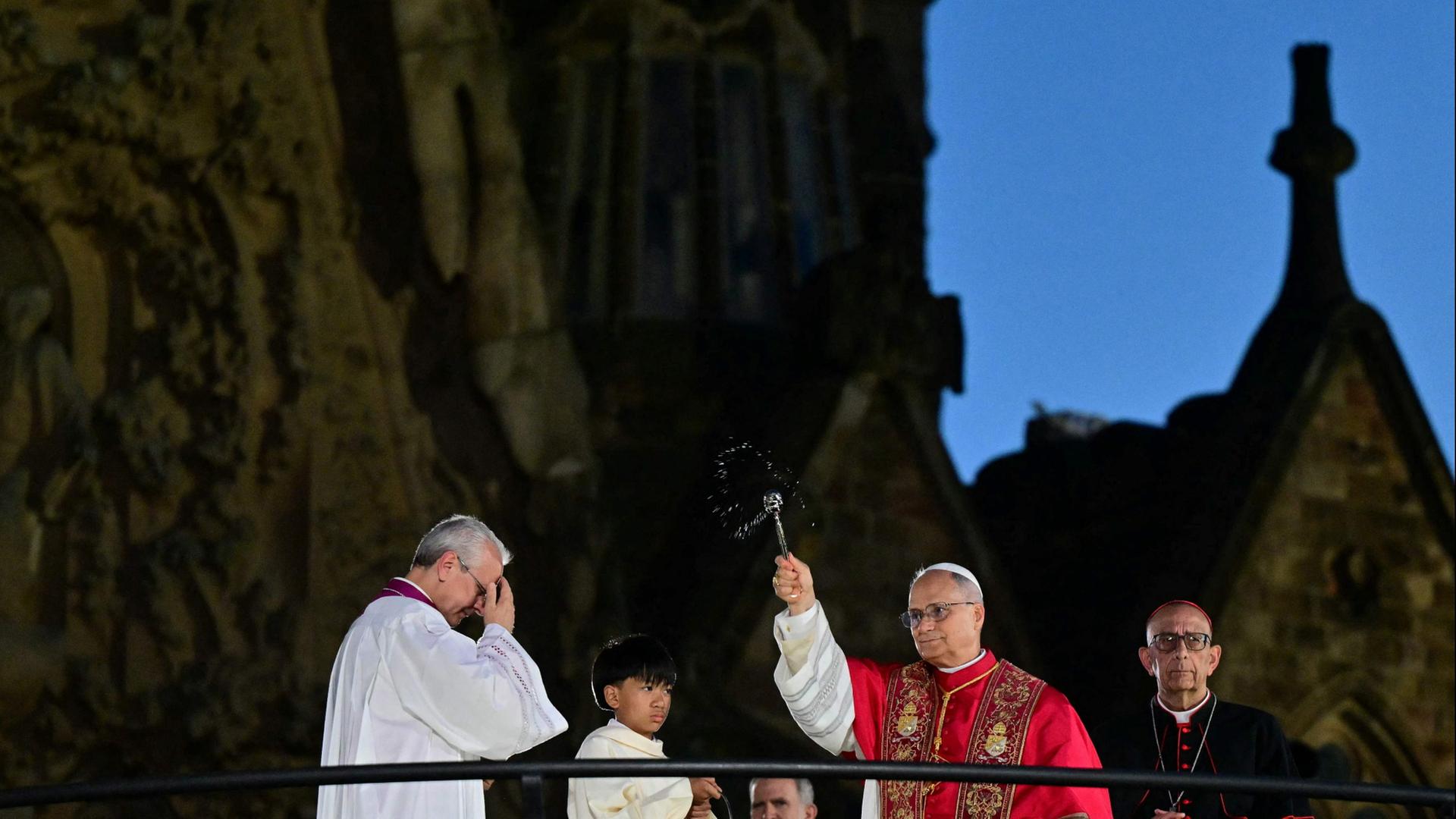 Der Papst vor der Sagrada Familia in Barcelona | AFP