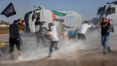 Die Polizei geht mit Wasserwerfern gegen pro-palästinensische Demonstration vor.