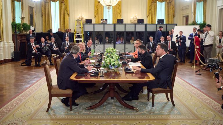 Ein Treffen von Donald Trump mit Mark Rutte Keir Starmer, Wolodymyr Selenskyj, Emmanuel Macron, Alexander Stubb, Giorgia Meloni, Friedrich Merz und Ursula von der Leyen im Weißen Haus.