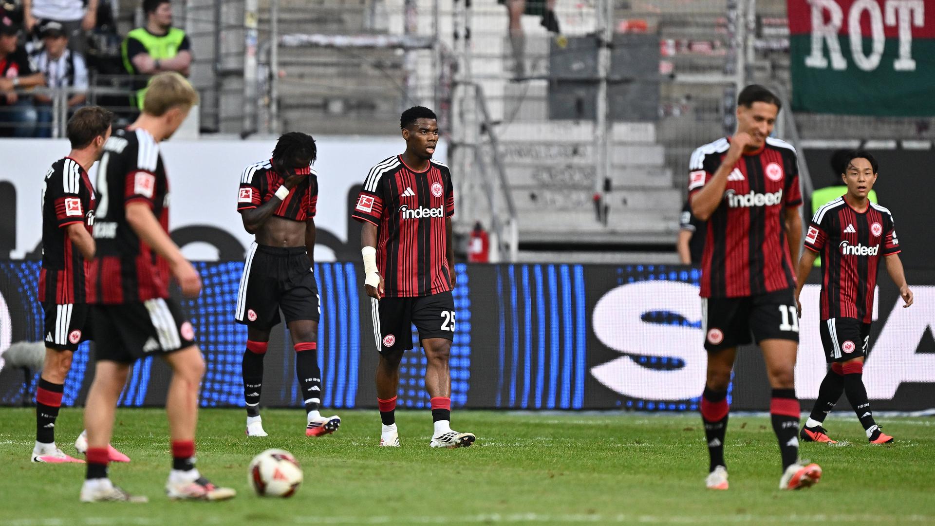 Nach starker erster Hälfte: Unerklärliche Eintracht verliert klar gegen Augsburg