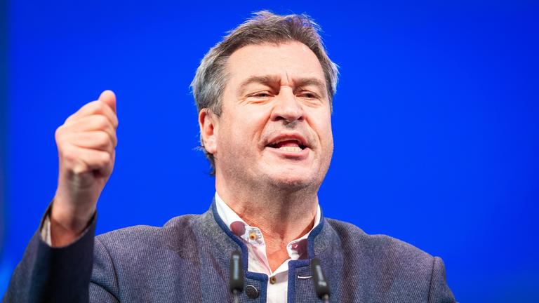 Markus Söder gestikuliert während einer Rede.