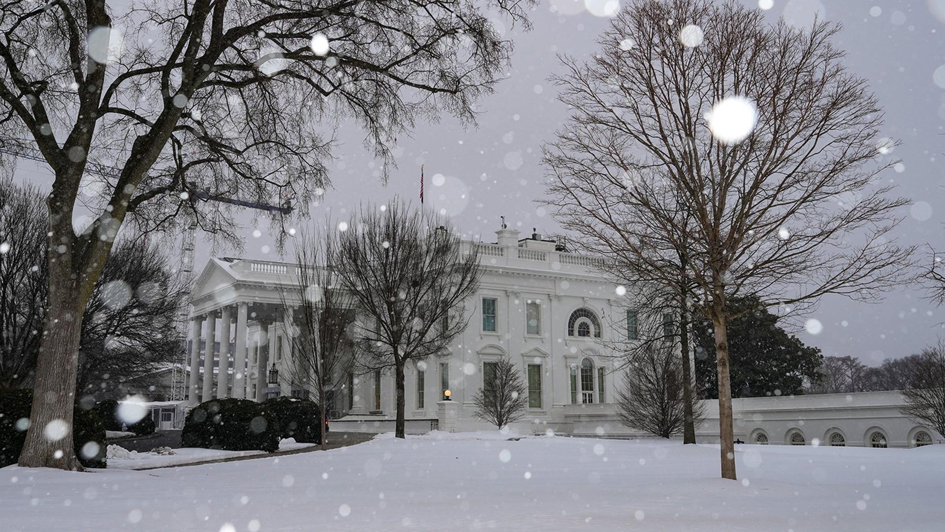 Es schneit um das Wei�e Haus in Washington. | REUTERS