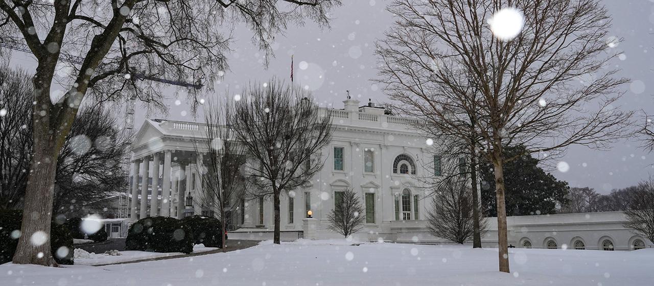Es schneit um das Weiße Haus in Washington.