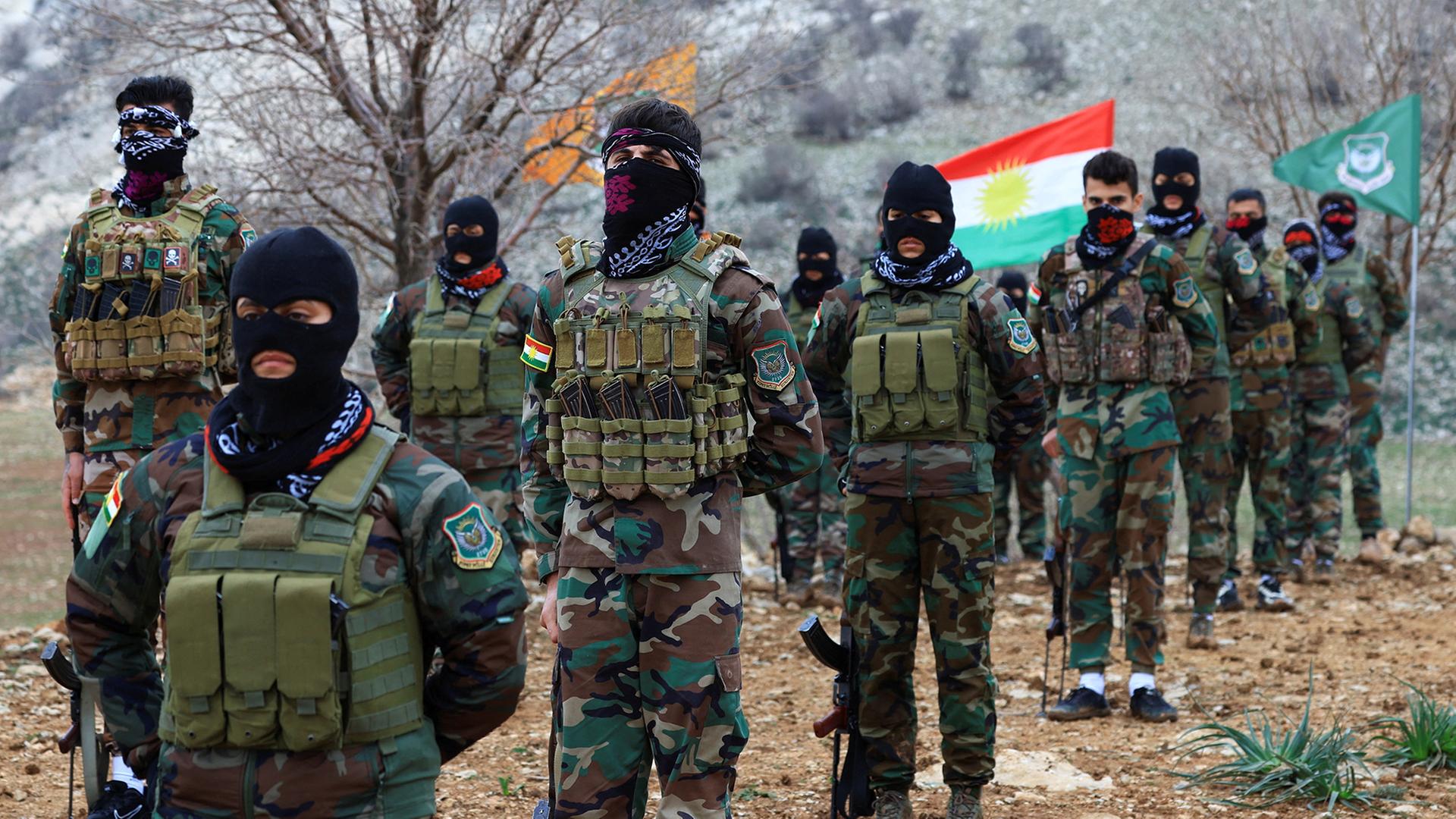 Kurdische Kämpfer nehmen an einem Training am Stadtrand von Erbil im Irak teil | REUTERS