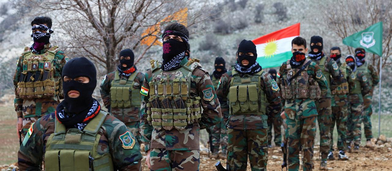 Kurdische Kämpfer nehmen an einem Training am Stadtrand von Erbil im Irak teil