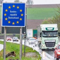 Ein Schild mit der Aufschrift "Bundesrepublik Deutschland" steht an der deutsch-tschechischen Grenze.