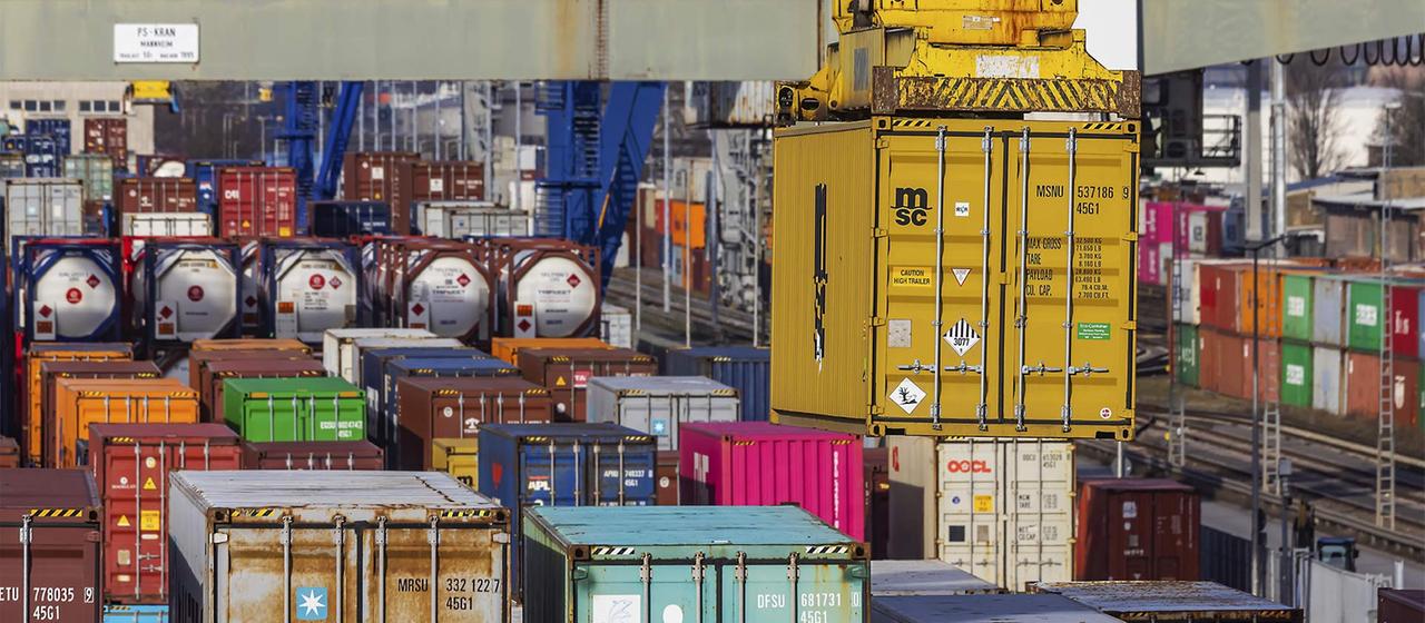 Container werden verladen im Binnenhafen Mannheim.