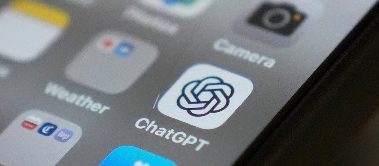 Das Chat-GPT-App-Symbol ist auf einem Smartphone-Bildschirm zu sehen.