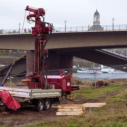 Probebohrungen für neue Fernwärmeleitung in Dresden - Bohrgerät am Elbufer