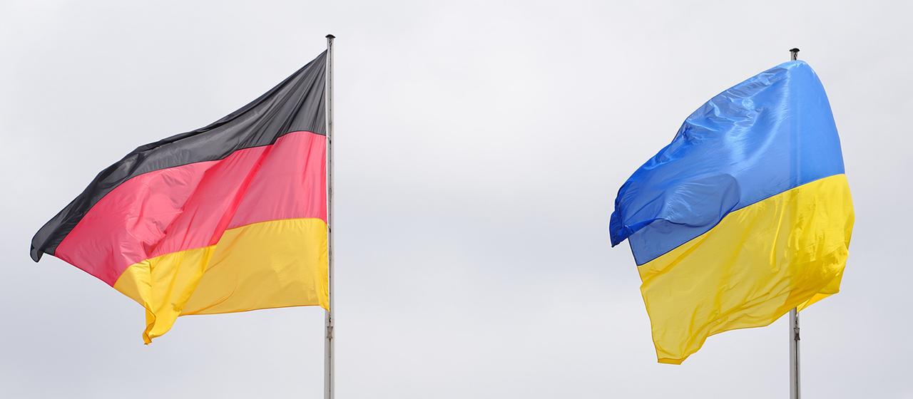 Die deutschen und ukrainischen Nationalflaggen.