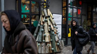 Weihnachtsbaum aus Geschützresten in Kiew