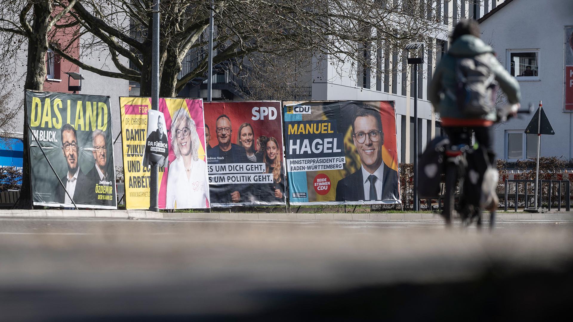 Wahlplakate zur Landtagswahl in Baden-WÃ¼rttemberg sind an einer StraÃe zu sehen. | Marijan Murat/dpa