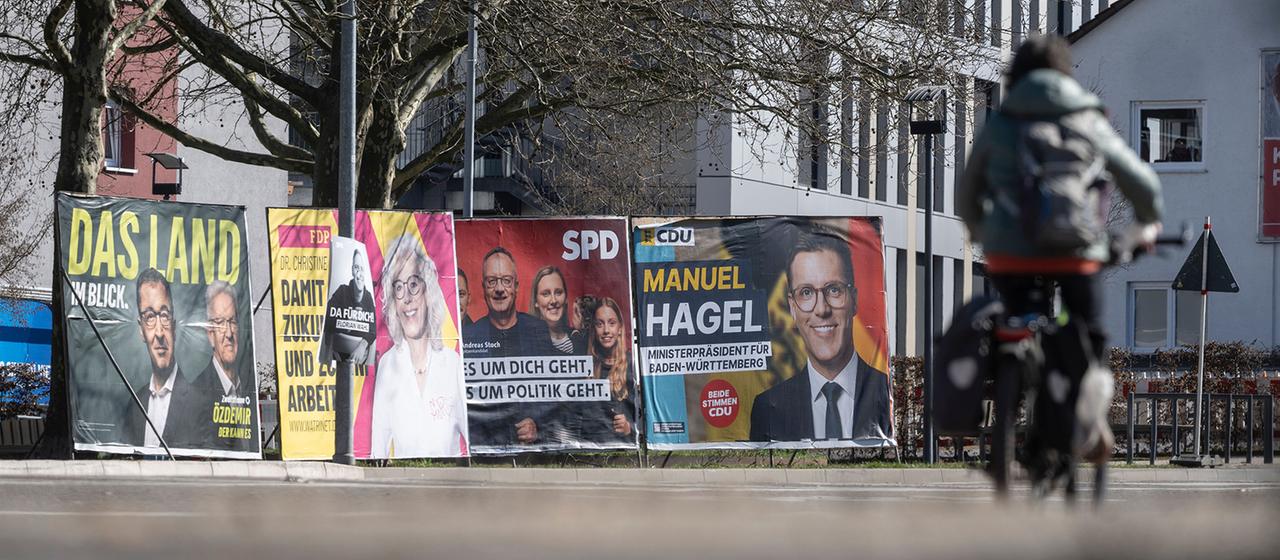 Wahlplakate zur Landtagswahl in Baden-Württemberg sind an einer Straße zu sehen.