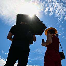 Zwei Menschen stehen bei Sonnenschein in der Frankfurter Innenstadt.