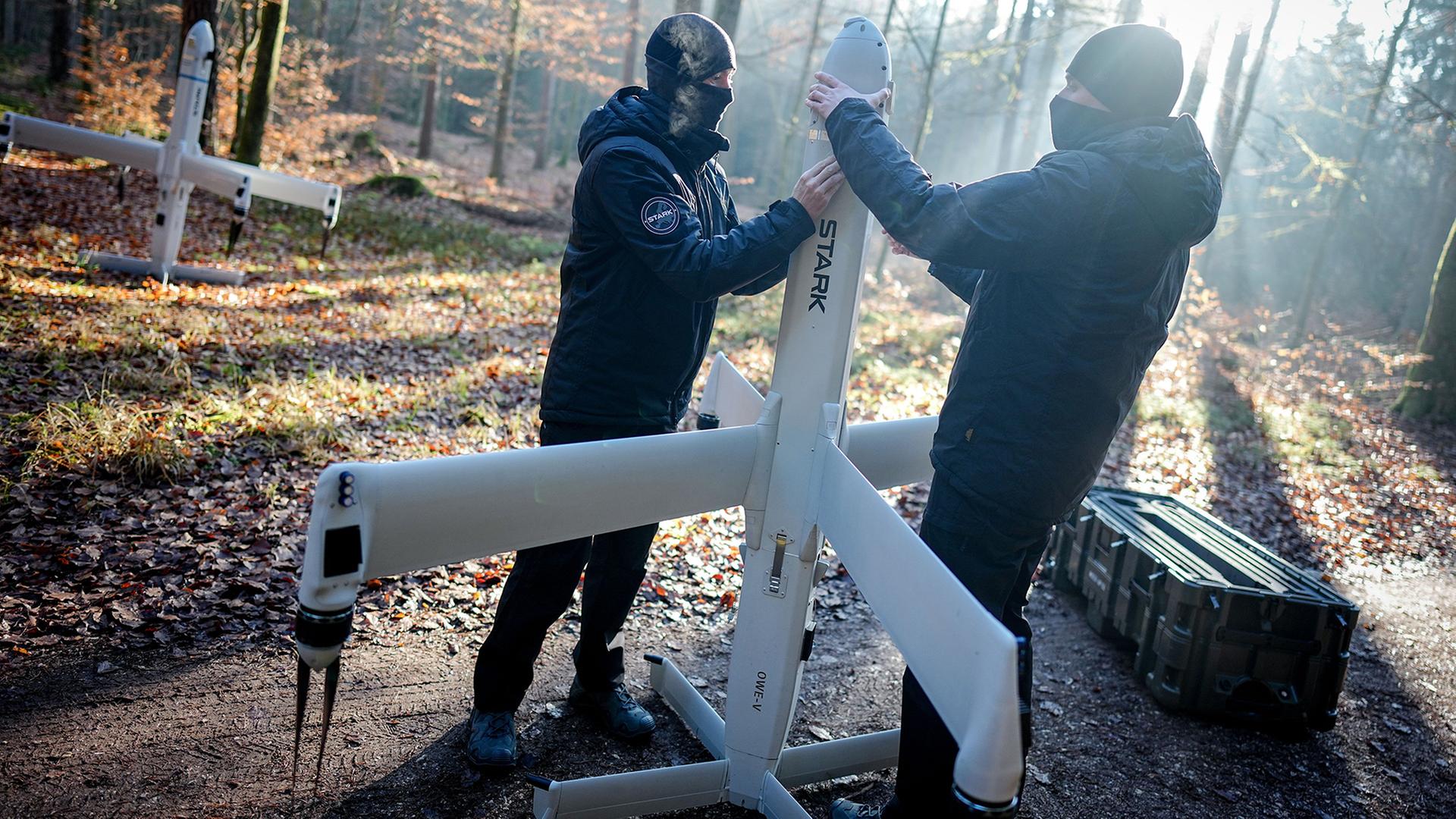Mitarbeiter der Firma Stark Defence demonstrieren in einem WaldstÃ¼ck den Aufbau einer Kamikazedrohne. | Kay Nietfeld/dpa