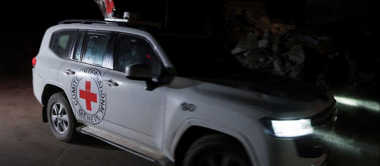 Ein Fahrzeug des IKRK transportiert die Leichname von getöteten Hamas-Geiseln (Archivbild vom 15.10.2025) | REUTERS Ein Fahrzeug des IKRK transportiert die Leichname von getöteten Hamas-Geiseln (Archivbild vom 15.10.2025)