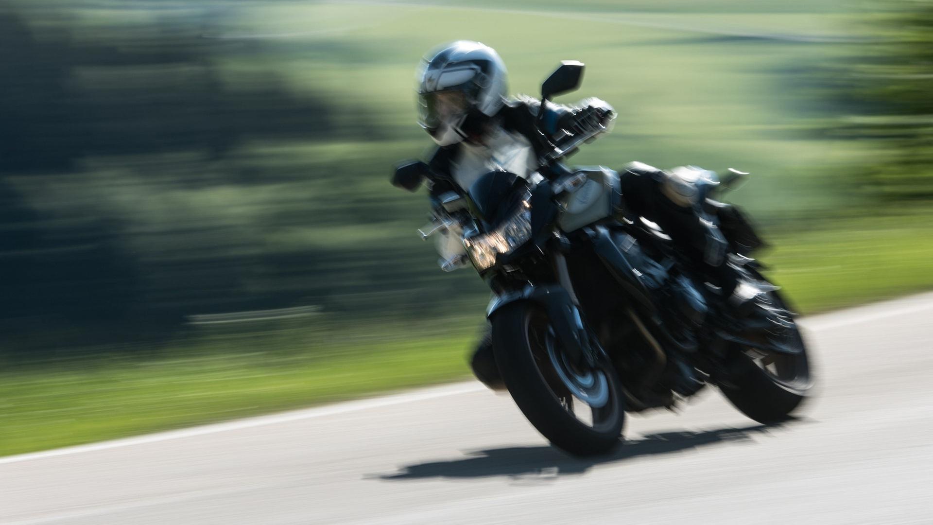 Motorradfahrerin möglicherweise erst nach Tagen tot in Straßengraben gefunden