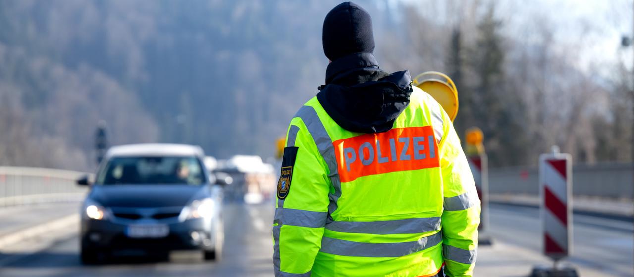 Polizisten kontrollieren an einer mobilen Kontrollstelle in Bayern