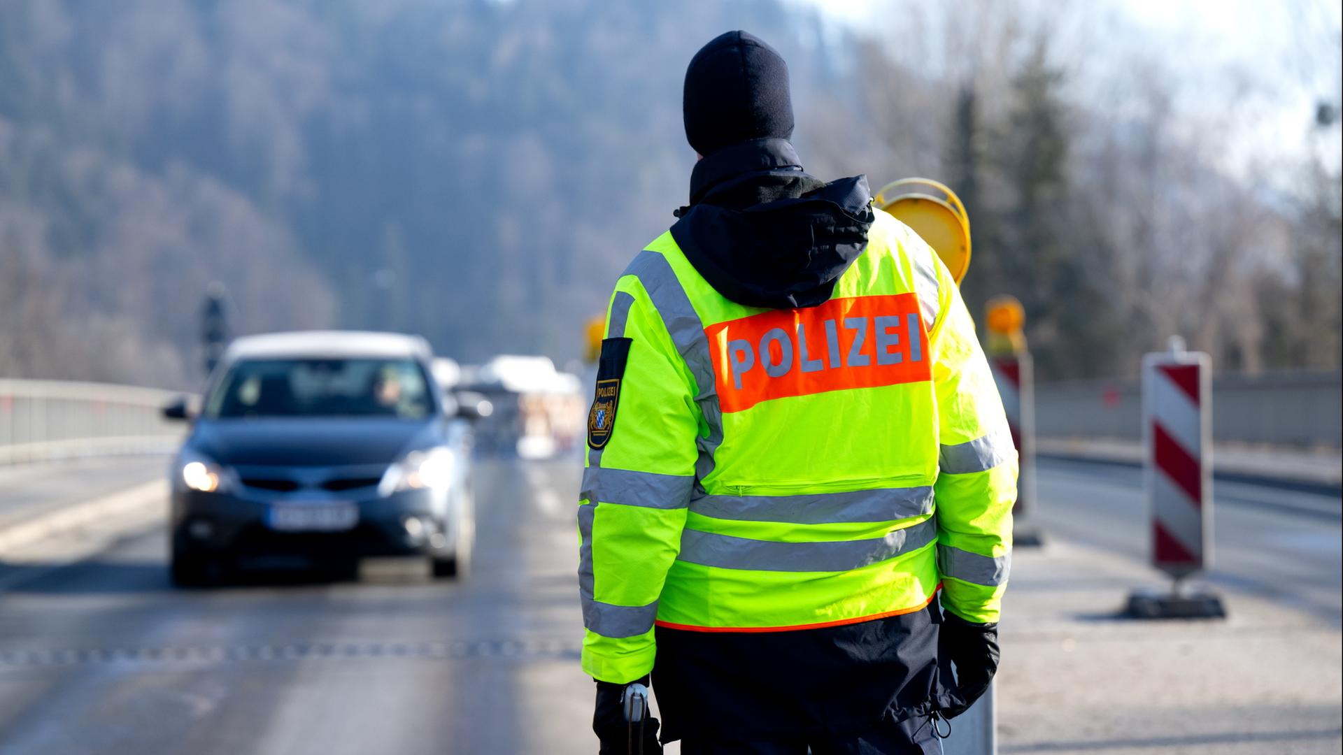Polizisten kontrollieren an einer mobilen Kontrollstelle in Bayern | dpa