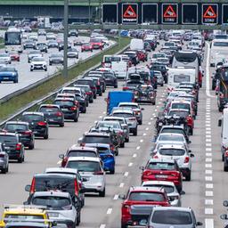 Autos und Reisebusse stehen auf der Autobahn 8 in Richtung Norden im Stau.