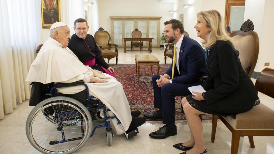 Papst Franziskus und JD Vance im Vatikan.