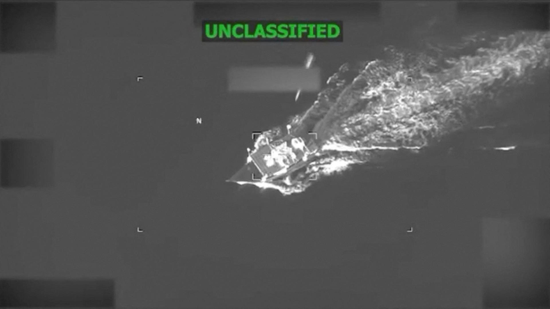 Ein Still aus einem Video zeigt, wie sich ein Projektil einem Boot nähert. | via REUTERS