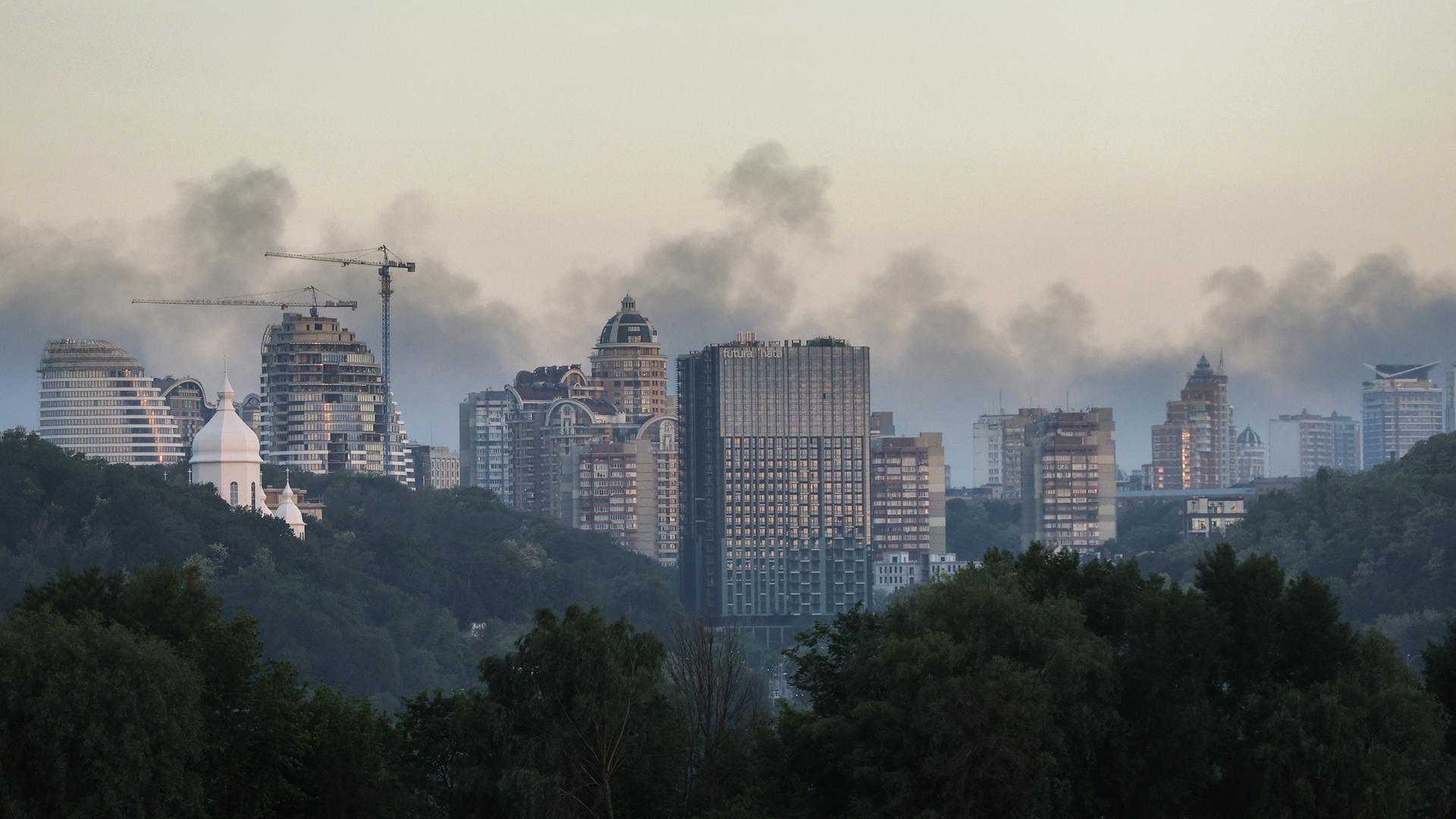 Rauch steigt über der Skyline von Kiew (Ukraine) auf. | EPA