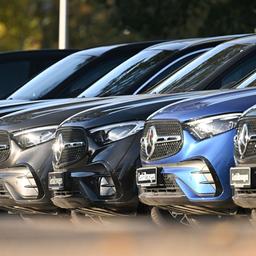 PKWs des Fahrzeugherstellers Mercedes-Benz stehen vor einem Autohaus. Bis Ende diesen Jahres soll die Niederlassung der Mercedes-Benz-Autohäuser von einer britischen Holding übernommen werden.