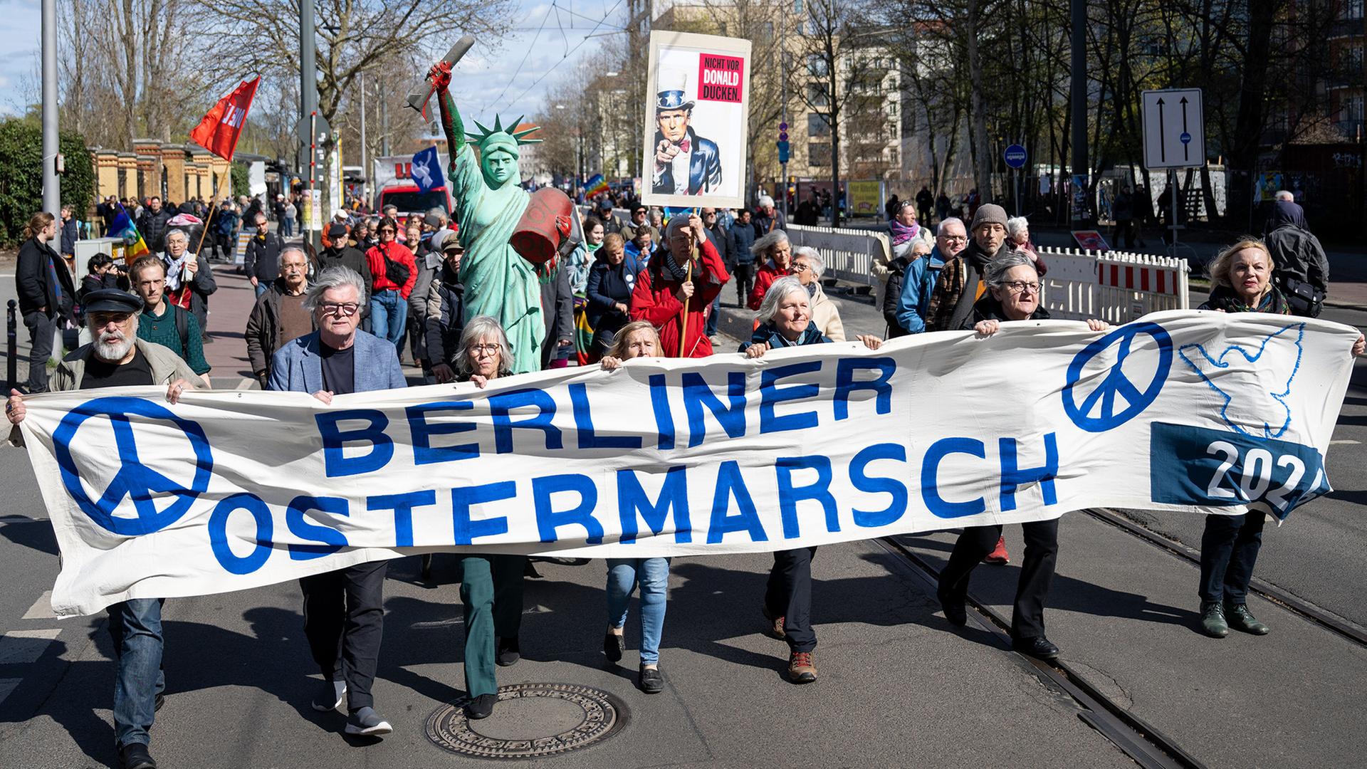 Teilnehmer halten ein Transparent mit der Aufschrift 