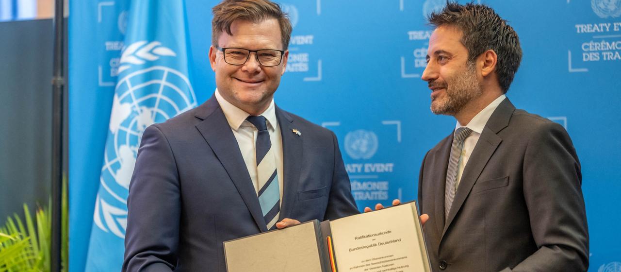 Carsten Schneider übergibt die Ratifizierungsurkunde für das Hochseeschutzabkommen an David Nanopoulos