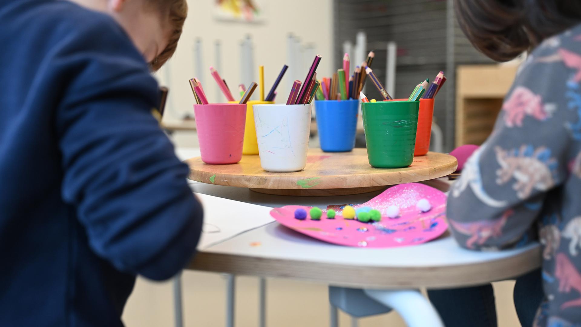 Kinder basteln in einer Kindertagesstätte | dpa