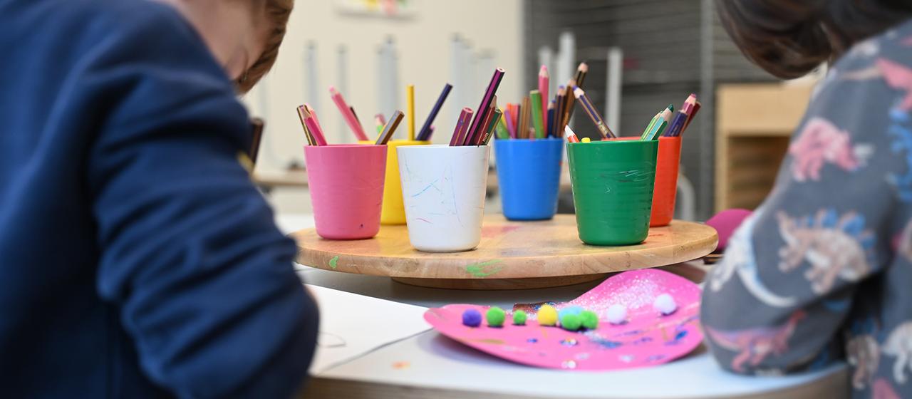 Kinder basteln in einer Kindertagesstätte