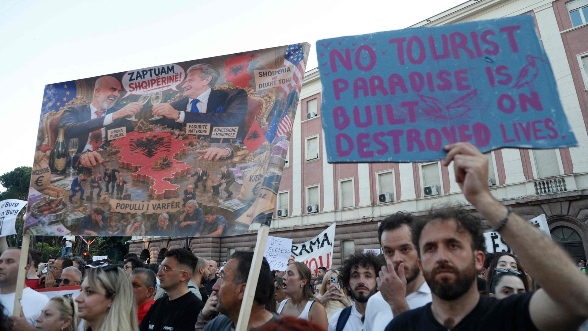 Teilnehmer einer Demonstration gegen ein Bauprojekt in Albanien. | AFP