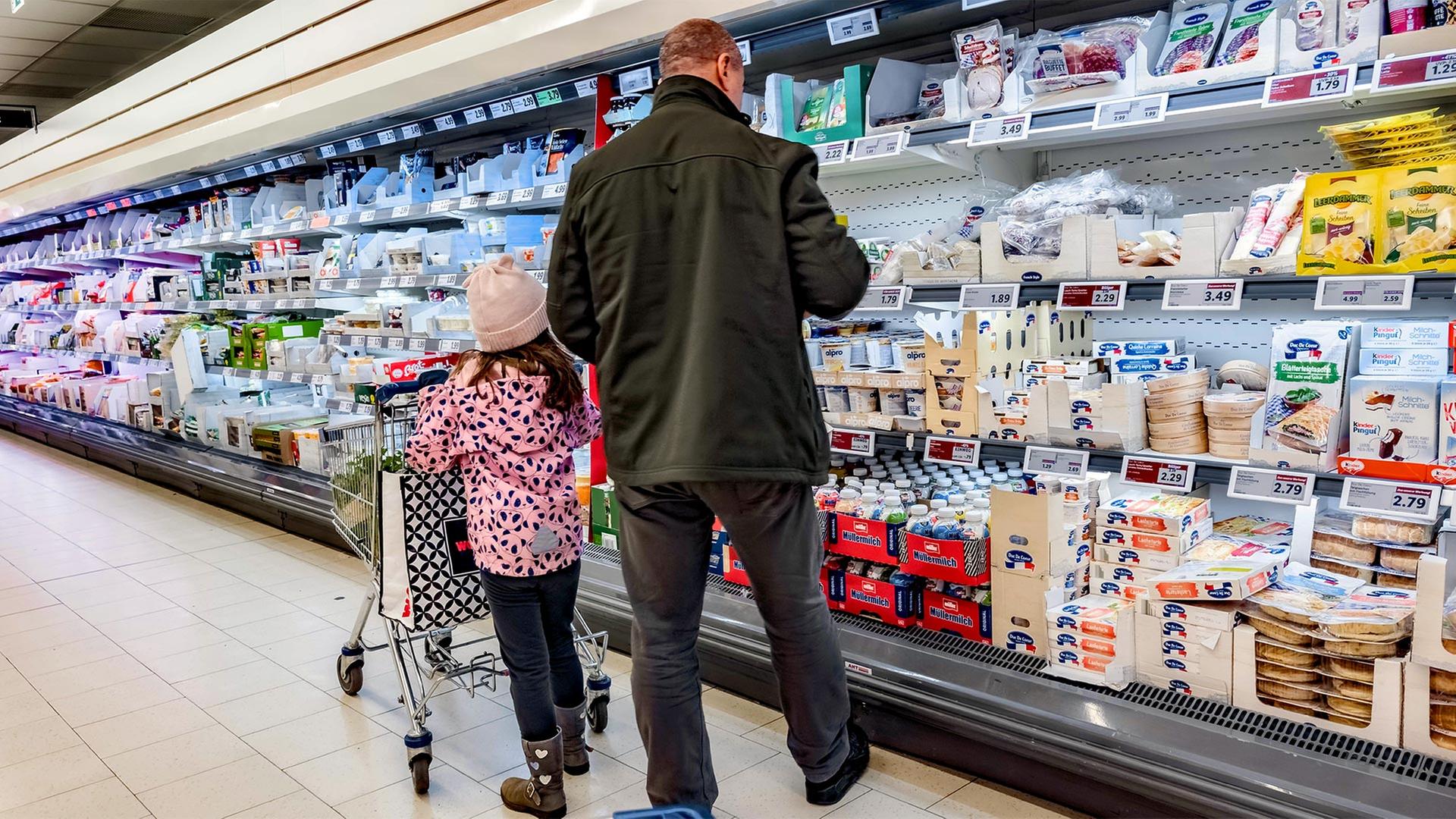Trotz gesunkener Inflationsrate: Hohe Preise belasten Familien | tagesschau.de