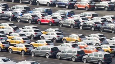 Neuwagen stehen zur Verschiffung im Hafen von Emden