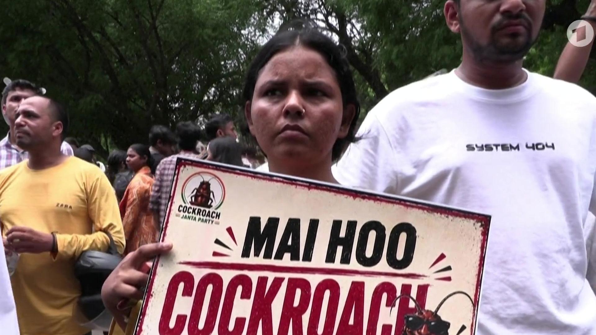 Junge Menschen in Indien protestieren gegen Arbeitslosigkeit