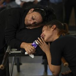 Zwei Frauen trauern am Leichnam eines der Opfer der Terrorangriffe der Hamas am 7. Oktober 2023