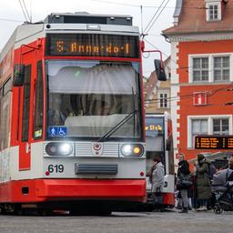 Eine StraÃßenbahn fährt über den Markt in Halle/Saale.