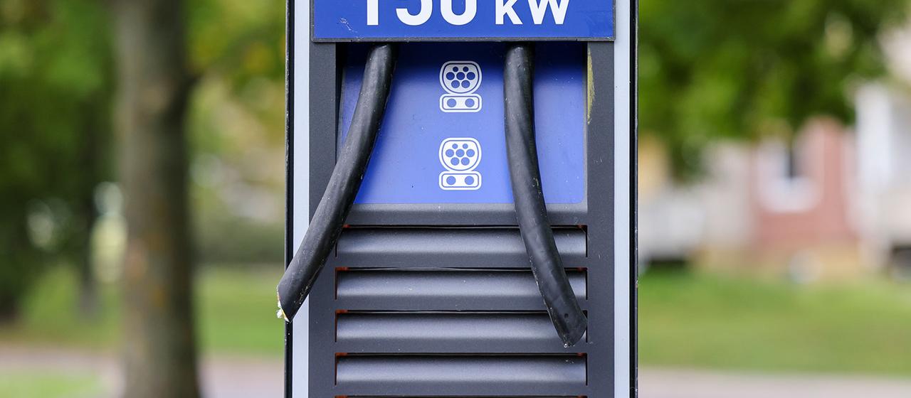 Die Reste eines Ladekabels an einer vom Kabeldiebstahl betroffenen Ladesäule.