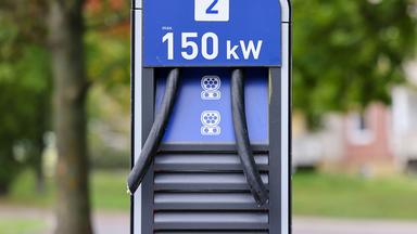 Die Reste eines Ladekabels an einer vom Kabeldiebstahl betroffenen Ladesäule.